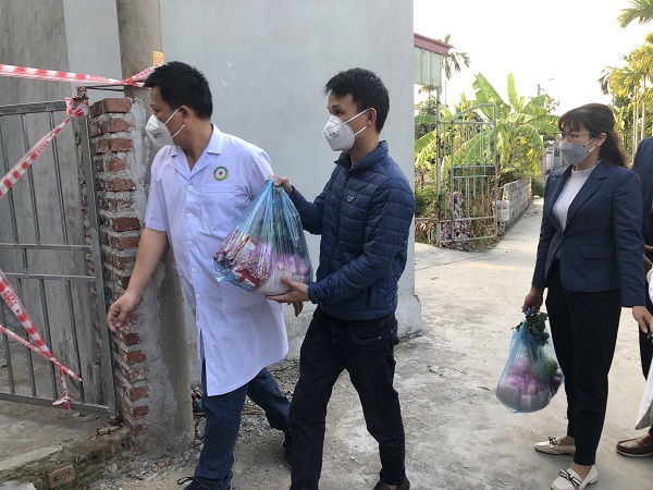 Đội ngũ cán bộ y tế, phụ nữ, UBND phường thăm hỏi, động viên và trao hỗ trợ thực phẩm cho các ca bệnh là công nhân 88 com the gioi đỉnh cao, tạm trú tại các khu nhà trọ trên địa bàn phường