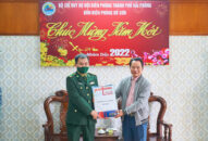 Trao tặng ấn phẩm Báo Xuân Nhâm Dần 2022 cho cán bộ, chiến sĩ Đồn Biên phòng Đồ Sơn và bà con J88vip00 tỷ lệ kèo World Cup  tại Bến cá Ngọc Hải