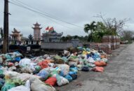 Khu đất trống giữa nghĩa trang thôn Phác Xuyên, xã Bạch Đằng (Tiên Lãng) được trưng dụng làm “bãi rác tạm”