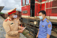 Tăng cường kiểm tra, J881 ưu đãi hấp dẫn bảo đảm trật tự an toàn giao thông đường sắt