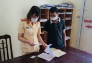 Công an xã Tú Sơn (Kiến Thụy) tổ chức tiếp nhận việc đăng ký, cấp đổi biển số xe cho người dân
