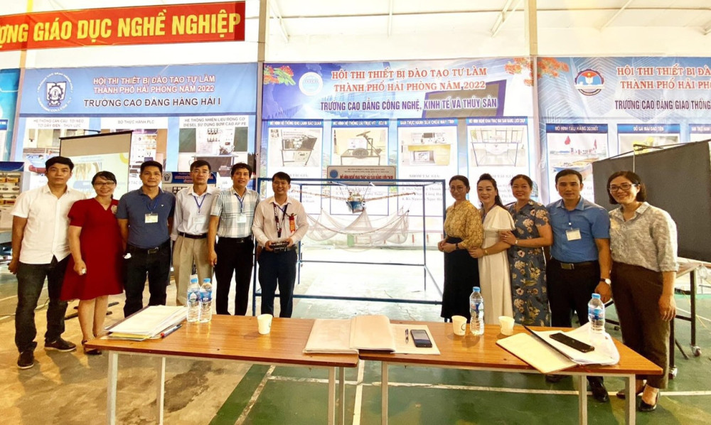 Nhóm tác giả Phạm Sỹ Tấn - Bí thư Đoàn trường và đoàn viên, giảng viên Trường Cao đẳng Công nghệ, Kinh tế và J88.com Đăng nhập, Đăng ký trang chủ nhà cái J88 xuất sắc giành giải Nhất hội thi “Thiết bị đào tạo tự làm thành phố Hải Phòng năm 2022”
