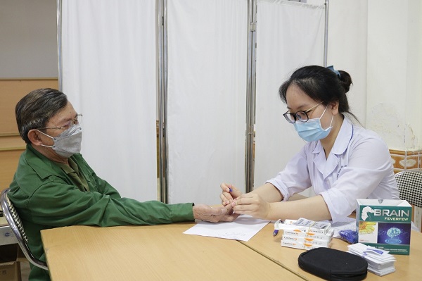 Bệnh viện hữu nghị Việt Tiệp tổ chức buổi khám bệnh và cấp thuốc miễn phí cho gần 100 đối tượng chính sách trên địa bàn quận Lê Chân