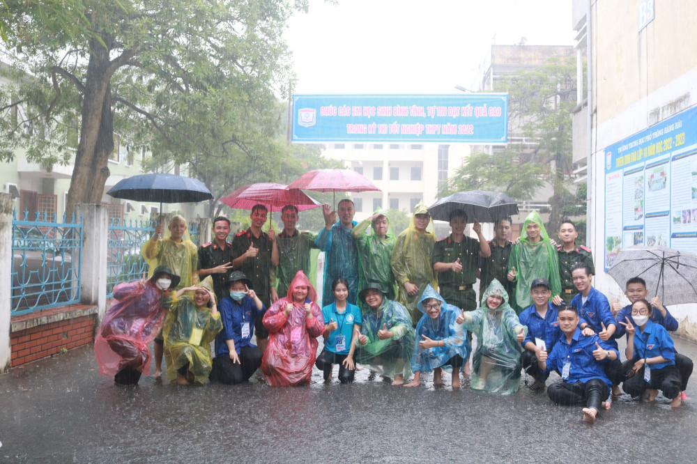 Đội ngũ cán bộ, đoàn viên 3 đơn vị trong buổi sáng đầu tiên triển khai chương trình “Tiếp sức mùa thi năm 2022”