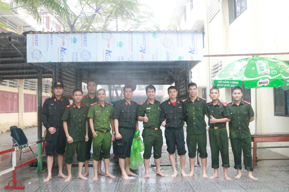Những thành viên tình nguyện ở lại sau cùng khi thi sinh đã về hết