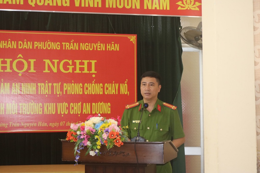 Trung tá Nguyễn Trung Kiên- Trưởng CAP Trần Nguyên Hãn báo cáo tại hội nghị