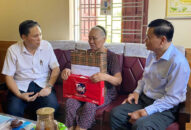 Trưởng Ban Nội chính Thành ủy thăm, tặng quà đối tượng chính sách trên địa bàn huyện Kiến Thụy nhân dịp kỷ niệm 75 năm Ngày Thương binh, liệt sỹ