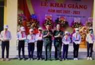 Biên phòng Cửa khẩu Cảng: Tặng quà cho các em học sinh nghèo, học giỏi nhân dịp khai giảng tại xã Vinh Quang (huyện Tiên Lãng)