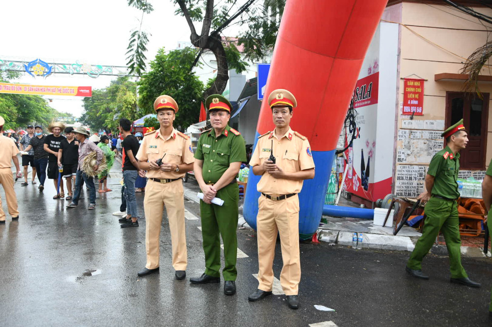 Lực lượng công an cũng có mặt tại khu vực sân vận động từ rất sớm để bảo đảm ANTT