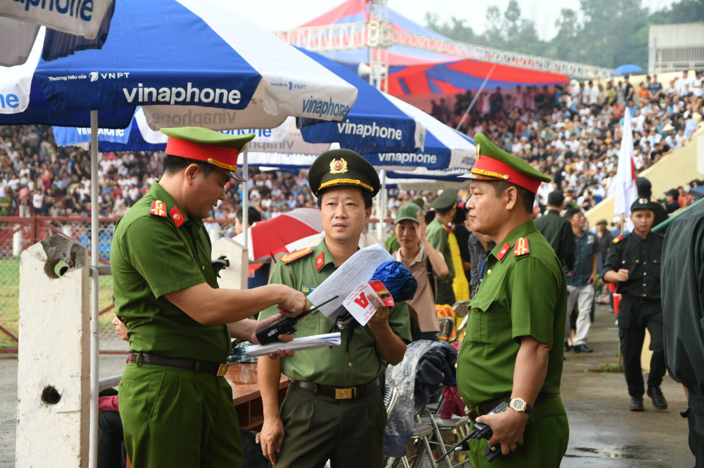 Lực lượng công an làm nhiệm vụ giữ gìn ANTT khu vực trong sân