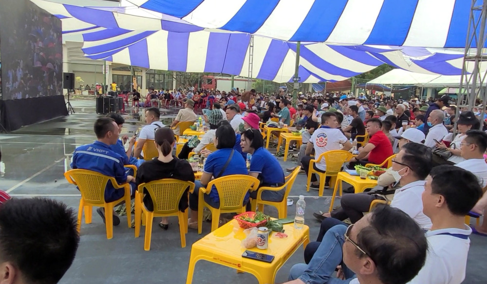 Ở ngoài sân, Ban tổ chức cho dựng màn hình lớn để khán giả theo dõi nên JJ88 trang chủ chính thức cũng nhiệt không kém trong sân