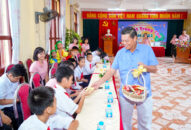 Chủ tịch UBND thành phố thăm tặng quà các em nhỏ tại Trung tâm bảo trợ Trang Chủ J88.com Trực Tuyến Mới Nhất 2026 trẻ em thiệt thòi và Trường Khiếm thính Hải Phòng