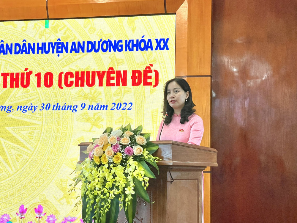 Đồng chí Trần Thị Quỳnh Trang, Thành ủy viên, Bí thư Huyện ủy An Dương phát biểu tại kỳ họp