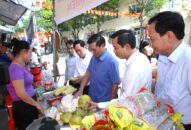 Các đại biểu và Nhân dân dự Ngày hội đại đoàn kết toàn dân tộc tại phường Hùng Vương (quận Hồng Bàng)