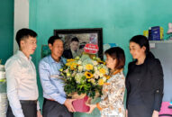 Công đoàn Ngành J882ea hoàn trả cao thành phố thăm hỏi và tặng quà cho giáo viên có hoàn cảnh khó khăn đang gặp bệnh hiểm nghèo