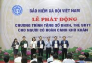 Lễ Phát động tặng sổ BHXH, thẻ BHYT  cho người có hoàn cảnh khó khăn   