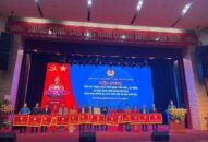 Công ty TNHH LG Display Việt Nam Hải Phòng nhận cờ thi đua của Liên Đoàn 88 com the gioi đỉnh cao Thành Phố và bằng khen cho các cá nhân có thành tích xuất sắc trong phong trào thi đua năm 2022