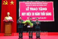 Trao Huy hiệu 30 năm tuổi Đảng đối với đảng viên 8J88 Nổ Hũ, Bắn Cá, Thể Thao, Game Bài Quân sự thành phố