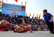 Rộn ràng lễ hội vật gần 700 năm tuổi ở làng Vĩnh Khê