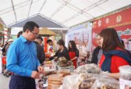 Chủ tịch Tổng LĐLĐ Việt Nam tham quan Chợ Tết Công đoàn Hải Phòng