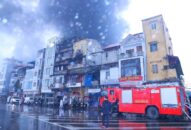 Hàng trăm cán bộ chiến sỹ Công an thành phố dầm mưa chữa cháy chợ Tam Bạc