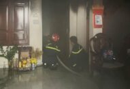 Phòng Cảnh sát PCCC&CNCH: Giúp 03 người bị mắc kẹt thoát ra khỏi đám cháy