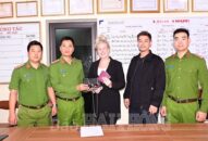 Công an quận Lê Chân trao trả tài sản bị trộm cắp cho người nước ngoài