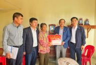 Đoàn Đại biểu Quốc hội thành phố thăm, tặng quà các gia đình có hoàn cảnh khó khăn