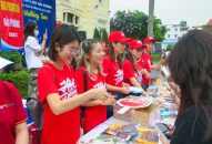 Quảng bá du lịch tới hơn 1.000 hành khách trên chuyến tàu đầu tiên đến Hải Phòng trong ngày 13/5