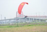 Biểu diễn Dù lượn có động cơ với Chủ đề “Bay lên miền cửa biển” chào mừng Lễ hội Hoa Phượng Đỏ năm 2023
