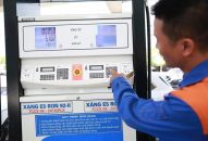 Giá xăng giảm mạnh 1.300 đồng/lít