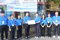Thăm, tặng quà các đội tình nguyện, thí sinh trong chương trình “Tiếp sức mùa thi” năm 2023