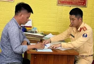 Tạm giữ giấy phép lái xe của người điều khiển xe ô tô chở vật liệu Đăng ký nhận khuyến mãi  để rơi vãi và không có mui trên tuyến đường Nguyễn Công Hòa (quận Lê Chân)