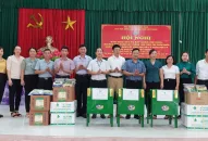 Bàn giao vật tư hỗ trợ Đăng ký nhận khuyến mãi  mô hình xử lý rác thải, bảo vệ J88vip00 Giải Trí Thể Thao cho các hộ Hội viên nông dân