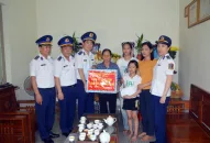 Bộ Tư lệnh Cảnh sát biển thăm, tặng quà các gia đình chính sách tại Hải Phòng