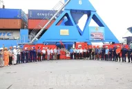 Cảng Hải Phòng: Gắn biển công trình lắp đặt và di chuyển cần trục chân đế TUKAN từ bãi hậu phương ra cầu tàu