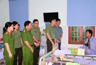 Phó Giám đốc Công an thành phố thăm và tặng quà chiến sĩ bị thương trong vụ cháy xưởng phế liệu ở quận Kiến An