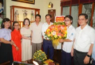 Lãnh đạo ngành J882ea hoàn trả cao và Đào tạo thành phố tặng quà, động viên em Nguyễn Trọng Thành, thí sinh tham dự Chung kết Đường lên đỉnh Olympia năm 2023