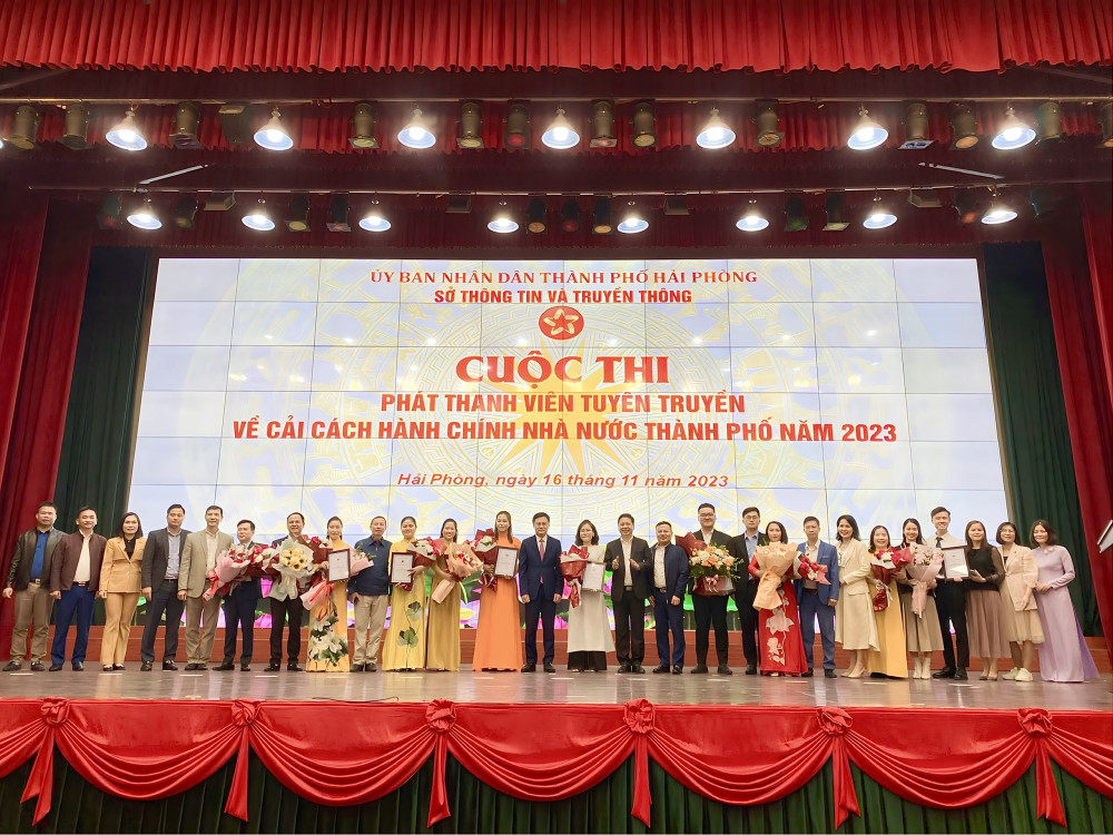 Các đồng chí đại biểu chụp ảnh lưu niệm cùng đại diện UBND các quận, huyện tham gia Vòng chung kết hội thi năm nay