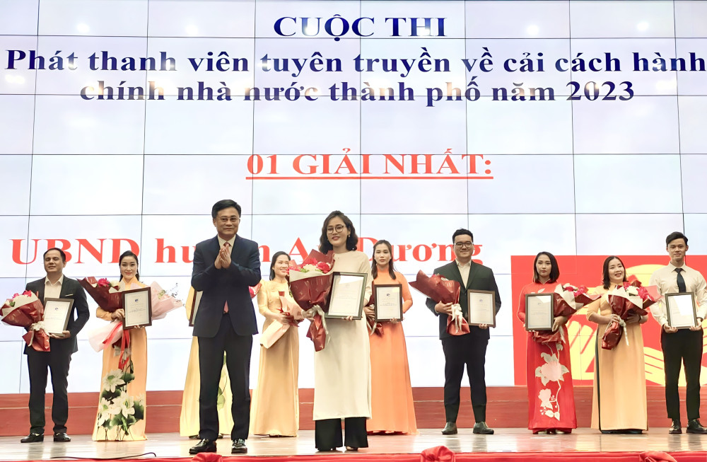 Ông Phạm Văn Tuấn, Giám đốc Sở Thông tin và Truyền thông trao Giải Nhất cho đại diện UBND huyện An Dương