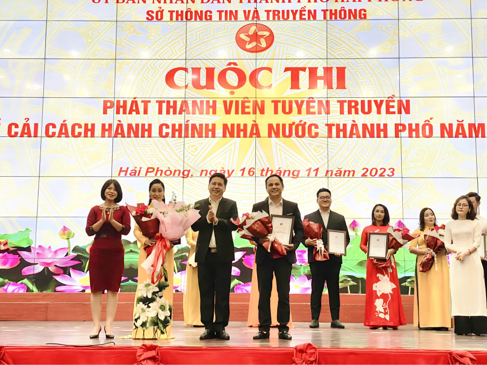 Ông Đào Văn Hoàn, Phó Trưởng ban Ban Tuyên giáo Thành uỷ trao Giải Nhì cho đại diện UBND quận Kiến An và UBND quận Hồng Bàng