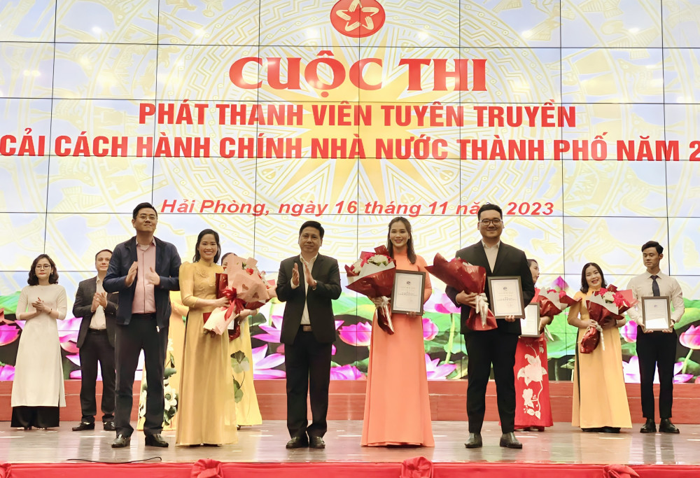 Ông Đào Văn Hoàn, Phó Trưởng ban Ban Tuyên giáo Thành uỷ trao Giải Ba cho đại diện UBND huyện An Lão, UBND quận Lê Chân và UBND huyện Tiên Lãng