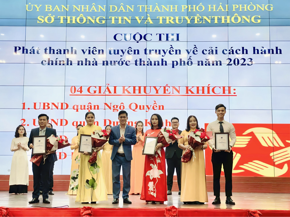 Ông Nguyễn Quang Huy, Phó Giám đốc Sở Thông tin và Truyền thông, Trưởng ban Giám khảo trao giải Khuyến khích cho cho đại diện UBND huyện Kiến Thuỵ, UBND quận Dương Kinh, UBND quận Ngô Quyền và UBND quận Hải An.
