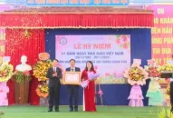 Trường TH&THCS Hoàng Châu đón bằng khen của Tải app J88 mobile mới nhất