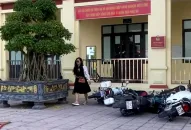 Công an Hải Phòng thông tin vụ người phụ nữ chửi bới, đạp đổ nhiều xe máy tại trụ sở UBND xã