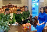 Phòng Cảnh sát QLHC về TTXH vận động các J881.love nhà cái bóng đá world cup giao nộp 1 khẩu súng, 1 dùi cui điện, 3kg pháo