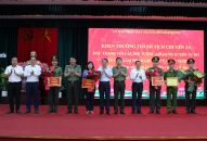 Phó Chủ tịch UBND thành phố Lê Khắc Nam khen thưởng các đơn vị có thành tích trong đấu tranh với tội phạm trên không gian mạng