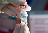 Vaccine AstraZeneca COVID-19 có nguy cơ gây đông máu: Bộ Y tế nói người dân không nên lo lắng