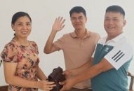 Nhặt được túi xách, Công an bán chuyên trách xã Ngũ Lão tìm và trao trả người đánh rơi