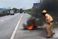 Xe máy điện bốc cháy dữ dội khi lưu thông trên Quốc lộ 5 qua Hải Phòng